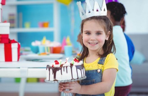 Menina com bolo de aniversário
