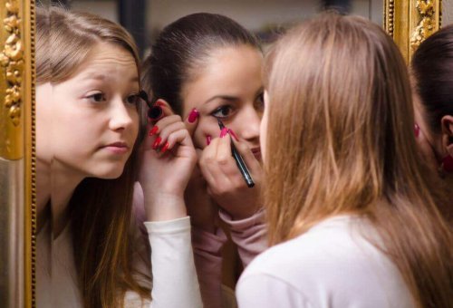 Meninas se maquiando