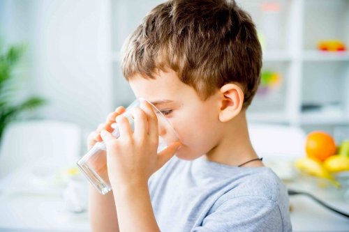 Beber água ajuda a combater a constipação infantil
