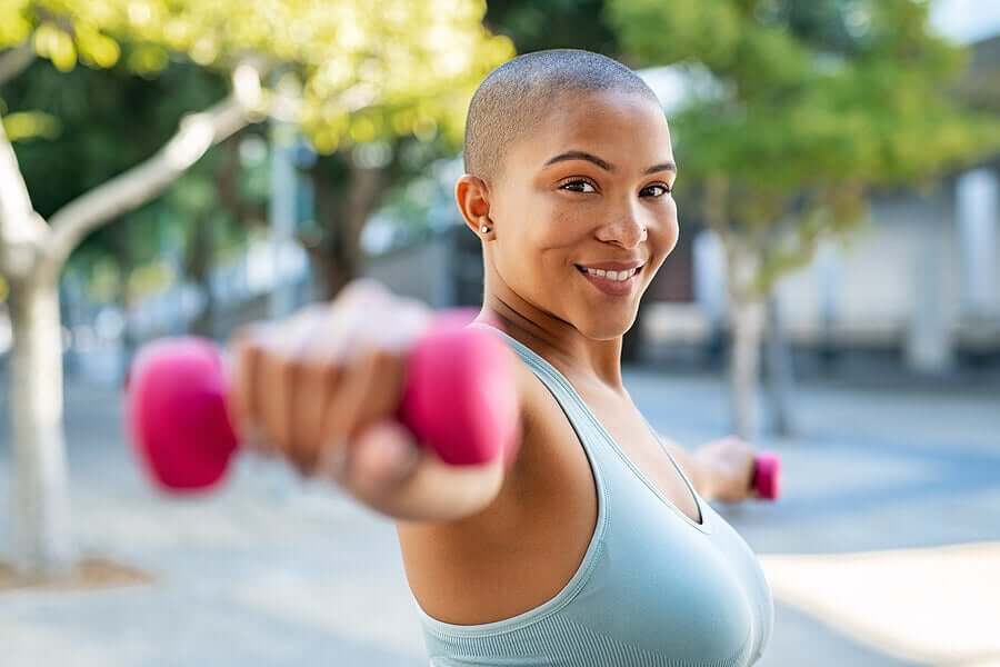 exercícios com halteres para fortalecer os ombros
