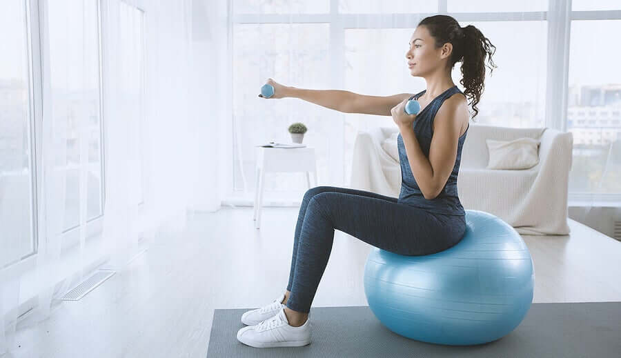 exercícios com halteres para fortalecer os ombros