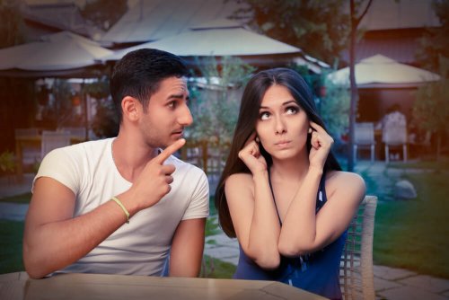 Mulher que não quer ouvir palavras de amor