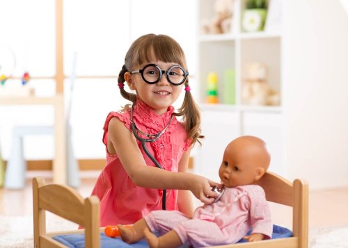 A série da Doutora Brinquedos ensina a cuidar dos brinquedos