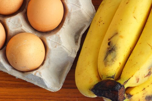 Banana e ovo para fazer o pão de banana fitness