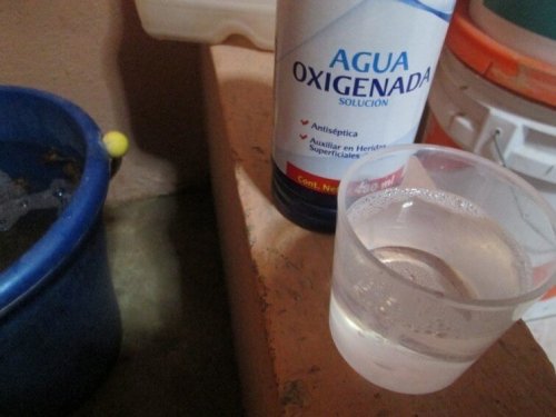 Água oxigenada para tirar manchas de desodorante