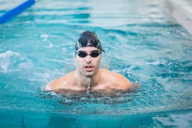 Como aprender a nadar na piscina