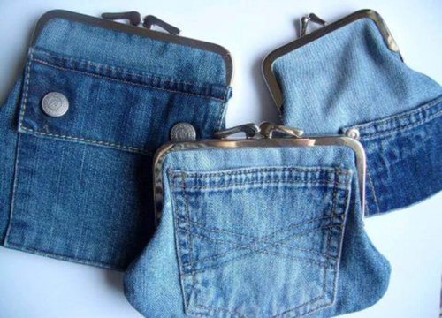 Ao reciclar calças jeans, pode fazer carteiras