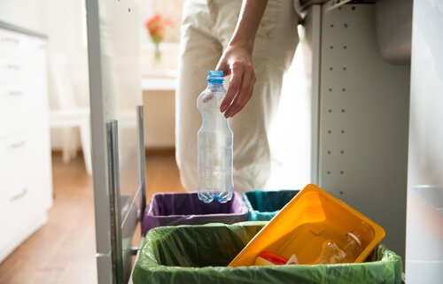 Se quiser combater odores ruins na lixeira, não deixe o lixo se acumular