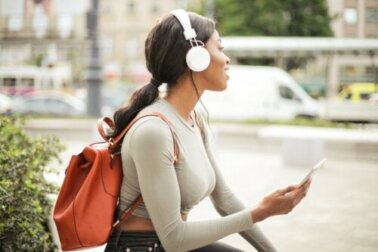 Problemas causados pelo uso indevido de fones de ouvido e como seria o seu uso adequado