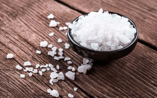 O sal funciona como um esfoliante natural para a língua e ajuda a eliminar células mortas e outras partículas de sujeira acumulada