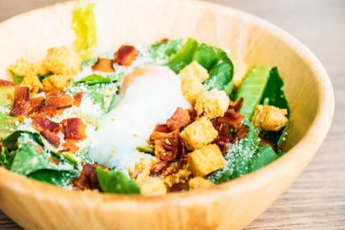 Comer só salada é um dos erros que fazem engordar em uma dieta