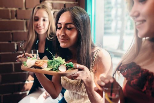 3 dicas para se cuidar sem renunciar à vida social