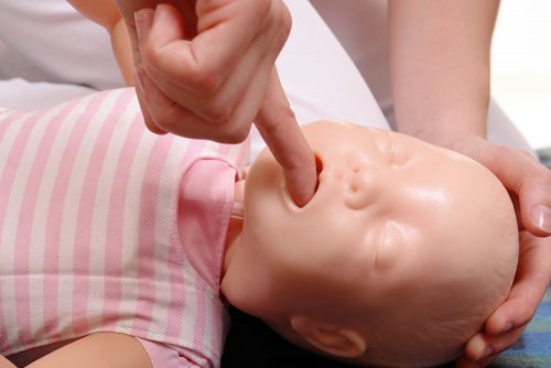 Para reanimar um bebê abra suas vias respiratórias