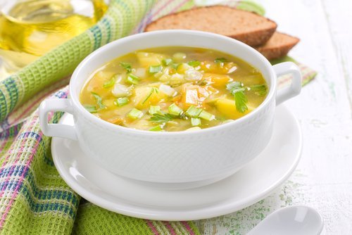 Caldo pobre em gorduras com verduras