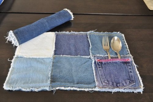 Ao reciclar calças jeans, pode fazer manteis
