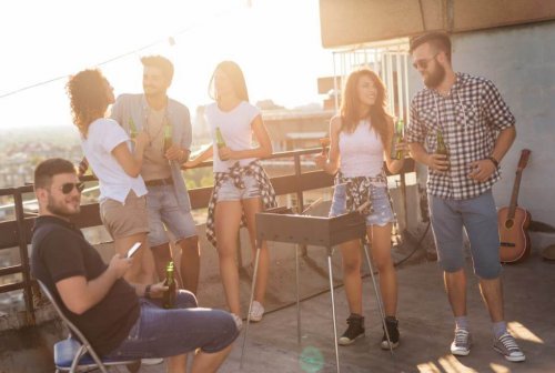 Amigos no terraço dos sonhos