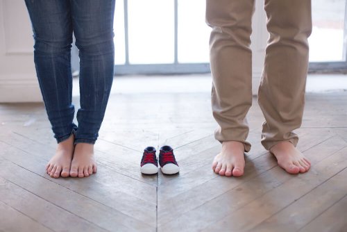 Para contar que está grávida pode usar roupas de bebê