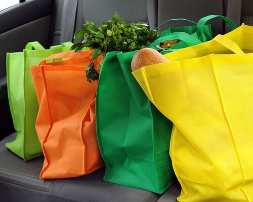 Para reduzir o uso de plástico, use bolsas de supermercado
