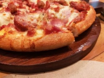 Várias receitas de pizza com pepperoni