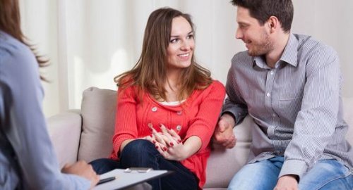 Casal consultando um especialista sobre seu relacionamento amoroso