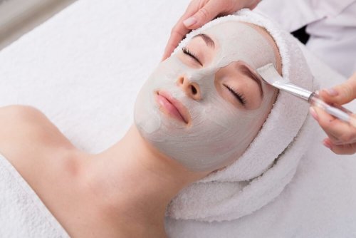 Remédio com argila verde para a acne e pele oleosa