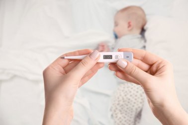 5 truques caseiros para diminuir a febre do bebê