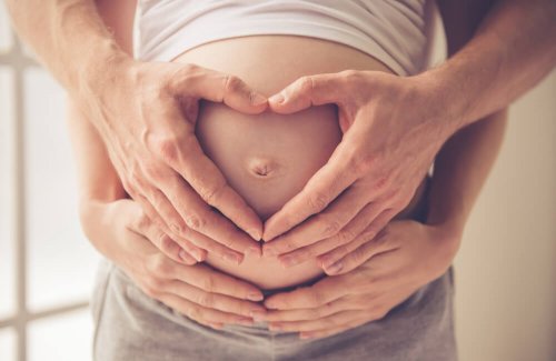 Mulher grávida, graças ao cálculo de seus dias férteis