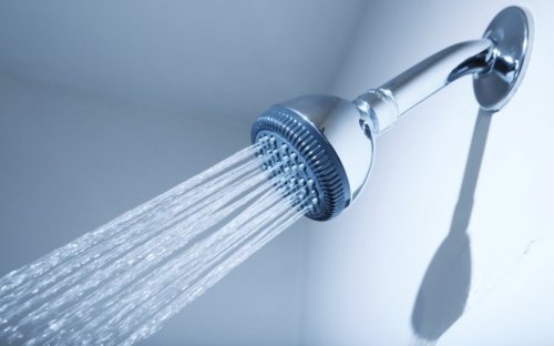 Pernas inchadas: 8 dicas para acelerar o seu alívio Pernas inchadas, dicas para acelerar o seu alívio: banhos frios