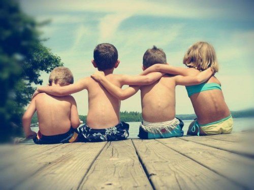 Crianças juntas aplicando o valor da amizade