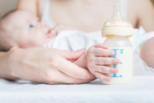 Mãe com mamadeira na mão