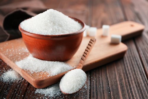 O açúcar é ingrediente para fazer o bolo espelhado