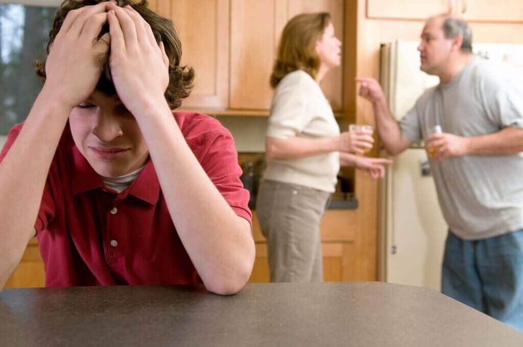 Adolescente sofrendo com brigas dos pais