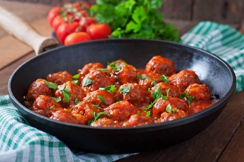 Almôndegas de aveia e queijo em molho picante
