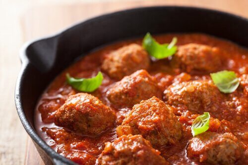 Almôndegas ao molho de carne e tomate