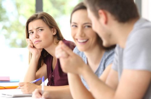 O que fazer caso uma amiga a troque pelo namorado