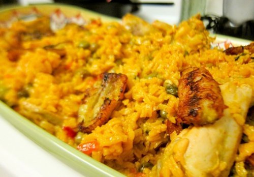 Receita de arroz com frango ao estilo espanhol