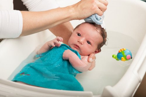 Os banhos ajudam a diminuir a febre do bebê