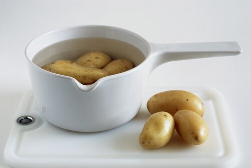 O suco de batata ajuda a neutralizar a azia