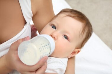 Como acostumar seu bebê com a mamadeira