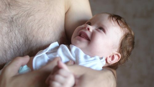 Pai fazendo o bebê rir