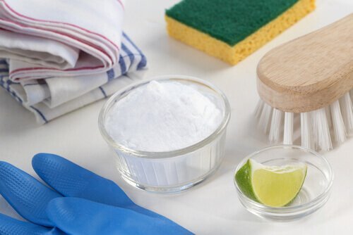 Elementos para limpar panelas queimadas