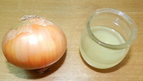 Soluções naturais para remover a gordura das janelas da cozinha: Desengordurante com cebola e vinagre