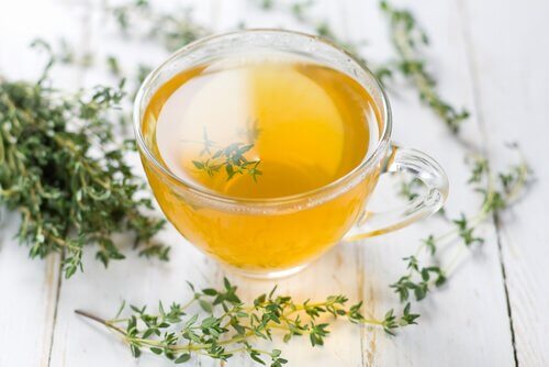 O chá de tomilho ajuda a tratar a fibromialgia