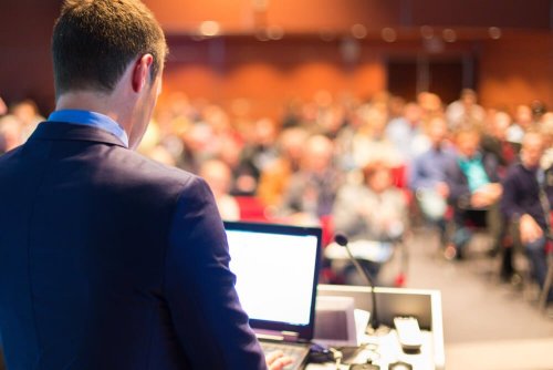 Como superar o medo de falar em público