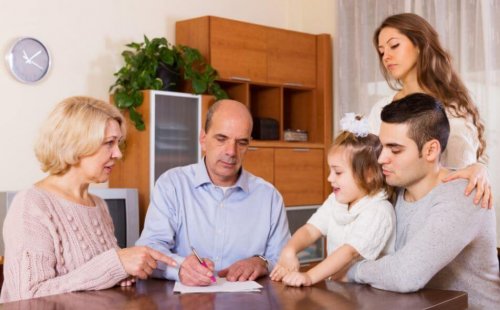 Avô ensinando a familia a poupar dinheiro