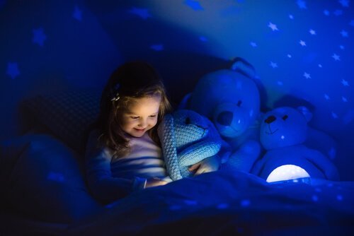 Deixe alguma luz ligada no quarto se seu filho ficar sozinho
