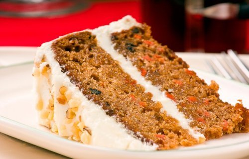 Bolo de cenoura fatiado