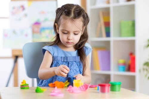 Brincar com massa de modelar: benefícios para as crianças