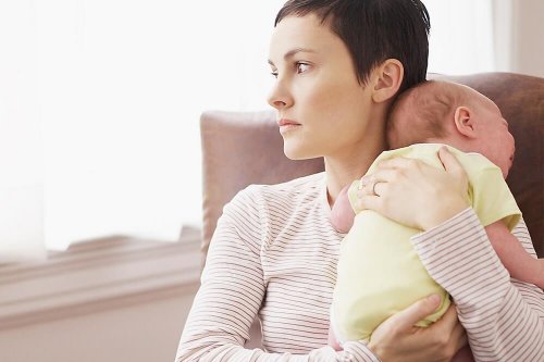 Mãe preocupada com a síndrome do bebê sacudido
