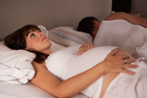 O cansaço na gravidez pode se dever aos movimentos do bebê na barriga